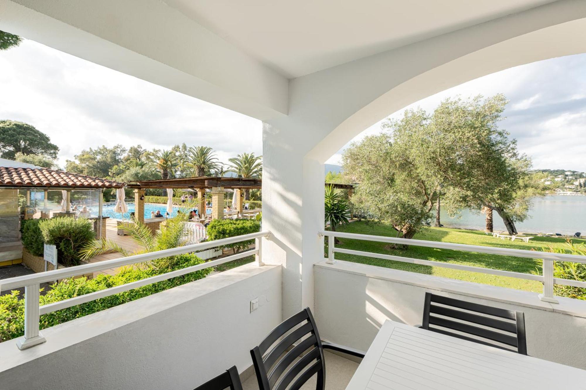 Blue & White Velvet 20M From The Beach Danilia Exterior foto